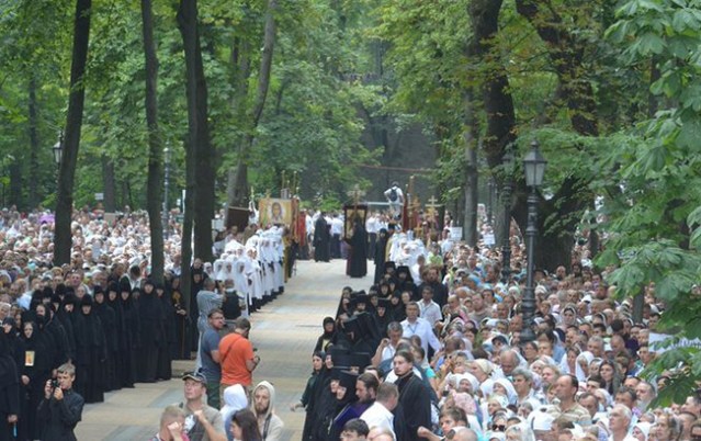 Верници, свштенство и монаси на прилазу Кијево-Печорској лаври
