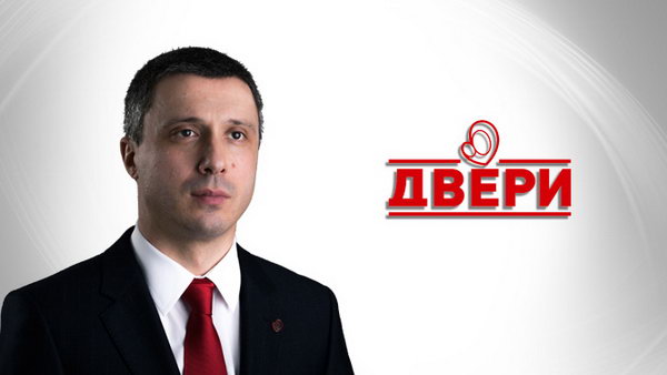 bosko-obradovic-dveri-velika-siva-veci-crveni-logo-03-600px