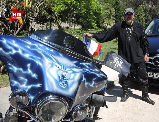 Бајкер Сергеј окачио је на свом мотору француску заставу са црним траком (Фото: Дарја Асламова)