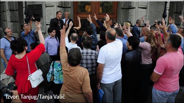 Дижу два прста - фото: Танјуг