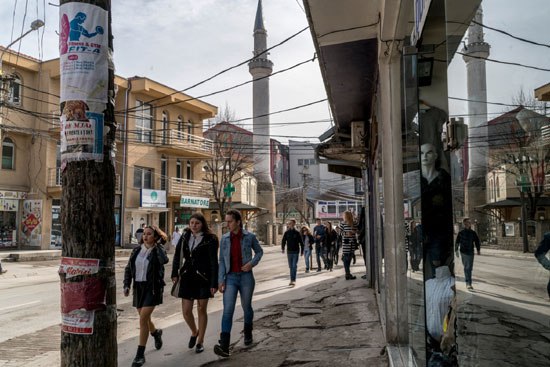 Гњилане, град од око 90 хиљада становника, где су екстремисти отели и тукли умереног имама (Фото: Andrew Testa for The New York Times)