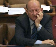 Beograd, 21. oktobar 05. - Poslanici Skupstine SCG vecinom glasova, veceras su za ministra odbrane Srbije i Crne Gore izabrali general-majora u penziji Zorana Stankovica.  Za Stankovicev izbor glasali su iz Srbije poslanici DSS-a, SPS-a, G17 plus, SPO i Nove Srbije, dok su iz Crne Gore novog ministra odbrane podrzali poslanici DPS-a, Narodne stranke, SNP-a i Demokratske srpske stranke. FOTO TANJUG/MARKO  DROBNJAKOVIC@ zoran stankovic 2110 2005