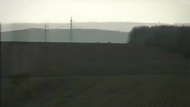 Брдо иза кога се налазе њиве на којима је извршен масакр.