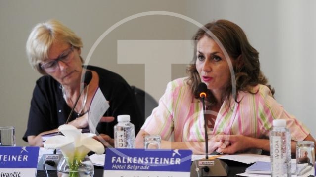 Beograd, 22. jula 2016. - Poverenica za zastitu ravnopravnosti Brankica Jankovic (D) organizovala je predstavljanje Vodica za prepoznavanje slucajeva diskriminacije pred organima javne vlasti. FOTO TANJUG/ TANJA VALIC/ bk