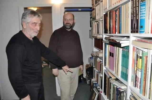 фото: ДРАГОСЛАВ БОКАН - Љуба ми показује своју библиотеку у Паризу...