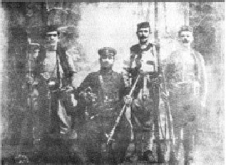 Војвода Мицко са својим четницима: У позним годинама живео је у Крагујевцу, где се око њега створионајјачи четнички центар. Мали Војин звани Туре, упијао је његове приче. Воја Туре, ући ће у историју четништва као Војвода Вук