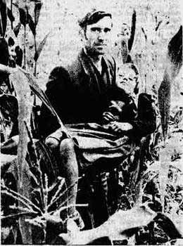 Силована српска девојчица (9 година) на рукама свог оца Стојана Перића. Житиње код Витине. 