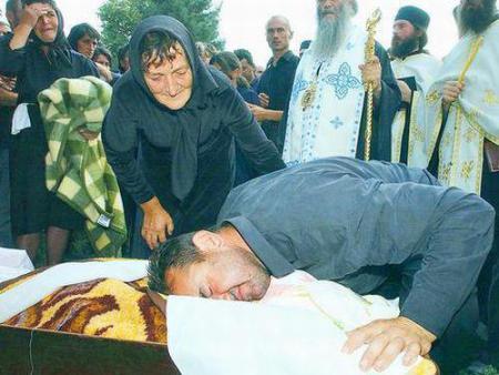 Сахрана убијене српске деце, августа 2003.