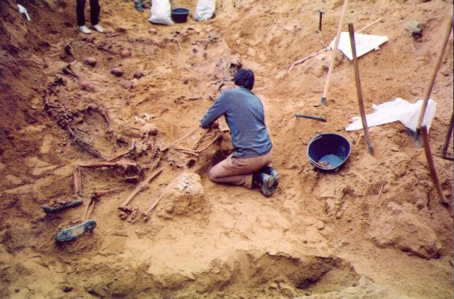Са ексхумације на стратишту Пролог 1991. ФОТО: ОМЛ