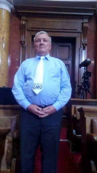 проф. др Миладин Шеварлић са краватом на којој пише НЕ ГМО
