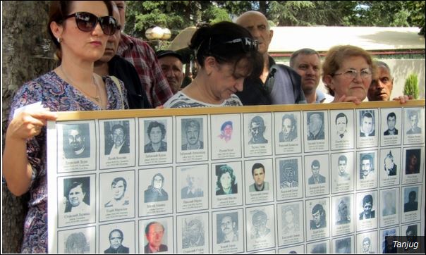 Масовно убиство: Породице несталих