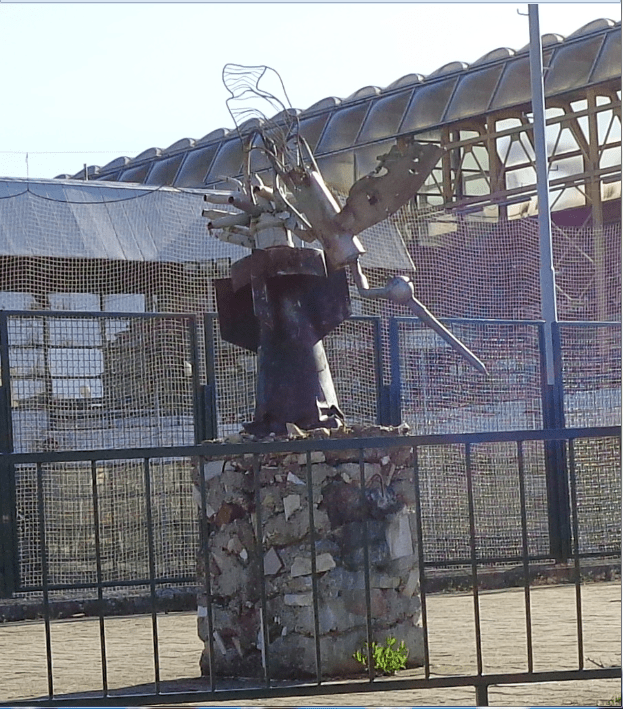 -ЖАР ТИЦА- скулптура која је постављена на платоу код СПЕНС-а симболично представља васкрснуће у рату страдалог народа