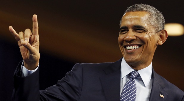 U.S. President Barack Obama flashes the "Hook 'Em Horns" symbol from the University of Texas as he addresses the Young African Leaders Initiative (YALI) Mandela Washington Fellowship Presidential Summit in Washington, August 3, 2015. REUTERS/Jonathan Ernst - RTX1MVV1