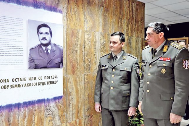 Начелник Генералштаба ВС генерал Љубиша Диковић и капетан Александар Тепић на откривању спомен плоче у касарни у Топчидеру