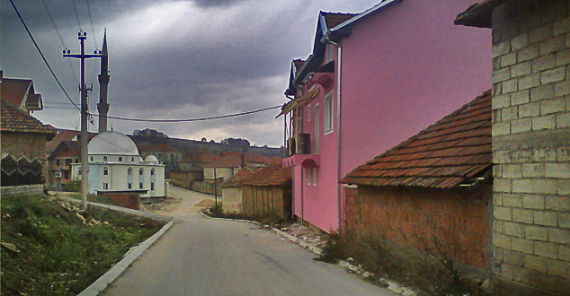 Добросин крај Бујановца, на самој административној линији КиМ и остатка Србије. У овом селу је формирана терористичка "ОВПМБ".