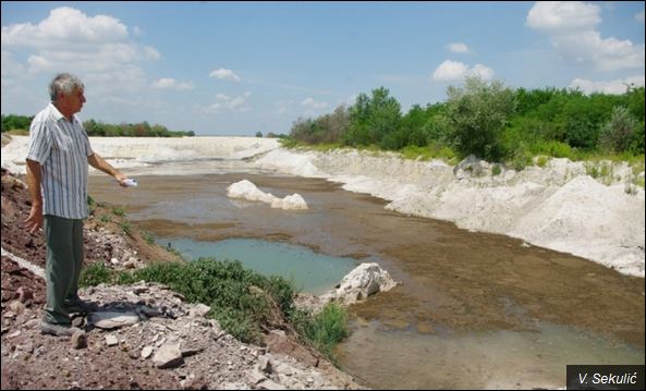 Депонија на отвореном: Отпадне воде међу њивама