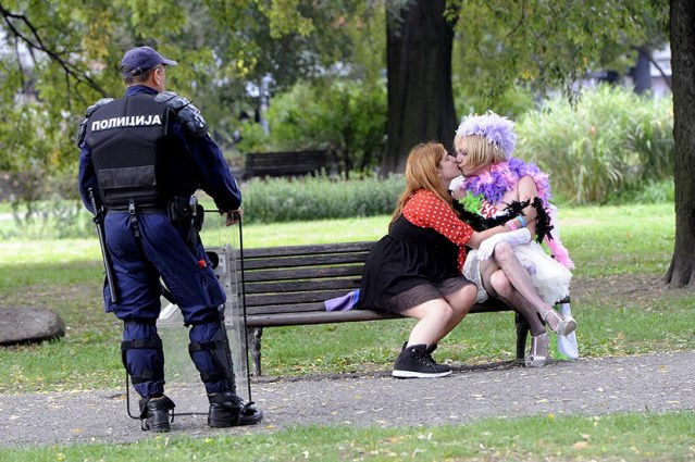 Први задатак полиције у Србији, омогућити промоцију педерастије!