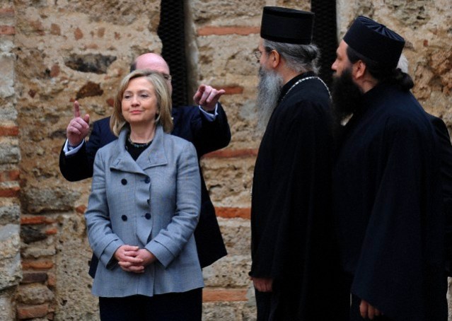 Хилари Клинтон са Tеодосијем у мaнaстiру Грачаницa 2010. године, после прогона владике Артемија 