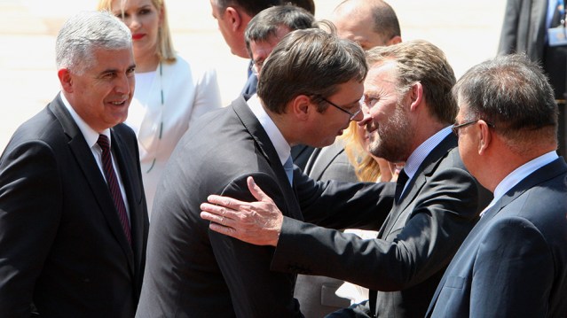 Beograd, 22. jula 2015. - Premijer Srbije Aleksandar Vucic i pozdravlja se sa clanom Predsednistva BiH Bakirom Izetbegovicem tokom svecanog doceka. Predsedavajuci i clanovi Predsednistva BiH Dragan Covic, Mladen Ivanic i Bakir Izetbegovic stigli su danas u Palatu Srbije gde ih je uz najvise vojne i drzavne pocasti, gardu i intoniranje himni docekao premijer Aleksandar Vucic. FOTO TANJUG/ SAVA RADOVANOVIC/ bk