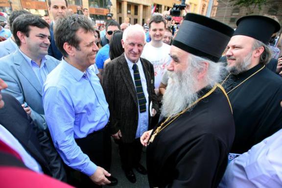 Чак и опозициони лидери одушевљени водећим екуменистима. Скуп у Београду поводом бриселске издаје.