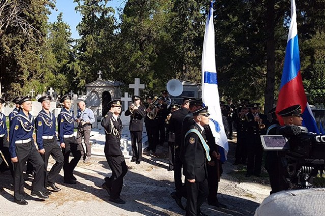 Посада „Сметљивог“ одаје почаст палим руским морнарима у пирејској луци