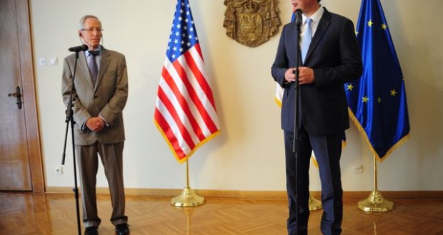 Beograd, 27. juna 2014 - Predsednik Vlade Srbije Aleksandar Vucic (D) i ambasador SAD u Beogradu Majkl Kirbi (L) govore na konferenciji za medije nakon danasnjeg sastanka. FOTO TANJUG / OKSANA TOSKIC / tj