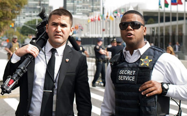 Извор за фотографију: Clinton's Secret Service Agent Holds Diazepam Pen: snopes.com