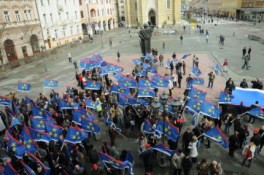 Један од дефилеа припадника аутономашке Чанкове ЛСВ под заставом „европске регије“ у Новом Саду, иза леђа Светозара Милетића