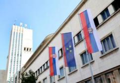 Застава Р. Србије, вексилоид европске егије и „традиционална застава АПВ“ пред зградом Покрајинске владе 2016. године