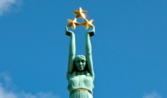 Врх Споменика слободе у Риги (Летонија) са којег су „фенси паори“ Војводине дрпили симболе и представили их као „аутентично војвођанску“ светињу