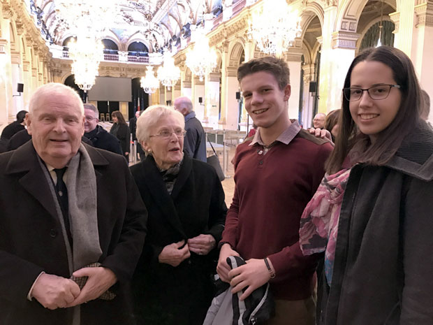 Адмирал Лакај са супругом и награђеним гимназијалцима