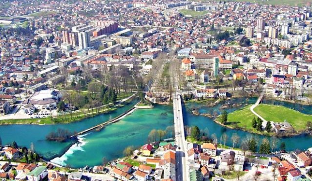 Бихаћ је смјештен у сјеверозападном дијелу Босне и Херцеговине и привредно је, административно и културно сиједиште Унско-санског кантона. Налази се између планина Пљешевице и Грмеча, а кроз Бихаћ протиче ријека Уна. Бихаћ је старо насеље које датира још из античког доба, ако не и раније. У периоду Римског царства, Бихаћ је спадао под регију Далмација. Славени у ове крајеве долазе почетком 7. стољећа. Турци Османлије су Бихаћ заузеле средином 15. стољећа, а у састав Аустро-Угарске монархије улази тек 1888. године. Завршетком Првог свјетског рата новембра 1918. године Бихаћ потпада под Краљевину СХС, односно Врбаску бановину. Стварањем НДХ, априла 1941. Бихаћ постаје дио усташке државе, али у Бихаћу и околини је постојао партизански покрет отпора. За вријеме Другог свјетског рата, у овом градићу је одржано Прво засједање АВНОЈ-а 26. и 27. новембра 1942. године. Касније током 1944. када су авиони САД и Велике Британије бомбародвале српске градове у Југославији, тако је и Бихаћ претрпео значајна оштећења, наручито 17. маја 1944. У вријеме социјалистичке Југославије, Бихаћ потпада под СР Босну и Херцеговину, са значајним развојем индустрије. У Бихаћу, као и другим градовима где су постојале паравојне јединице "Зелене беретке" кренуло је још прије рата наоружавање преко странке СДА Алије Изетбеговића. Већ почетком априла 1992. кренули су напади муслиманских паравојника и полицајаца на припаднике ЈНА, исто као и на српске цивиле, чија је имовина пљачкана, рушена или паљена. Тако да је већ у рано пролеће 1992. завладао велики терор муслиманских паравојника, а страх међу српским цивилима је био велик, јер су се бојали понављања усташког геноцида из НДХ. Тако српски цивили полако напуштају град и одлазе Србију или Бања Луку. Поред тога у Бихаћу и Великој Кладуши је био запажен број муџахедина, који су дошли да се боре за Џихад (свети рат муслимана против невјерника ислама).