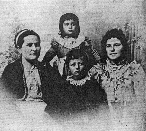 Дража са сестром Јелицом, бабом Станицом и стрином