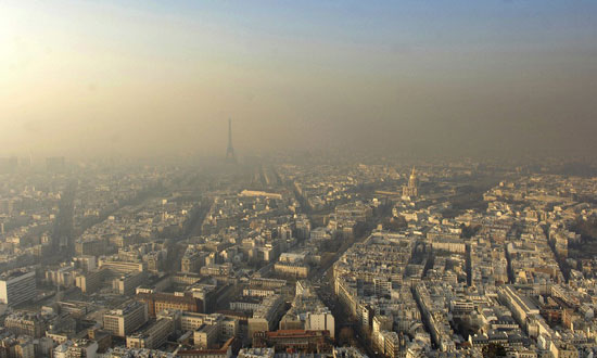 Измаглица од загађења у Паризу (Photograph: Stephane de Sakutin/AFP/Getty Images)