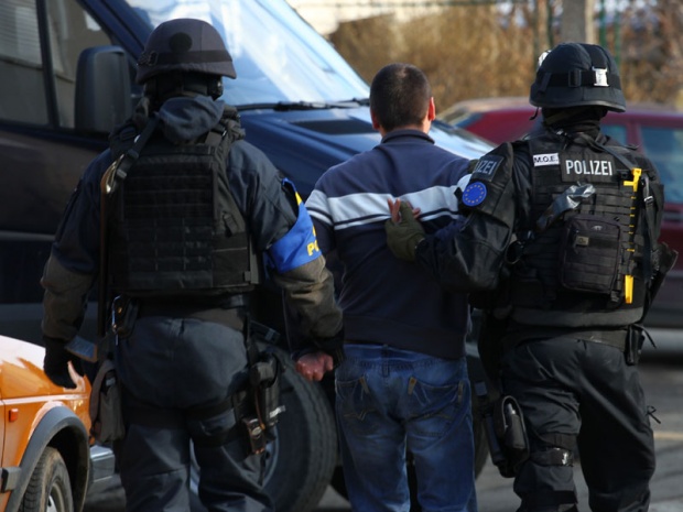 Косовска полиција хапси Србина у северној Косовској Митровици, 2013. године