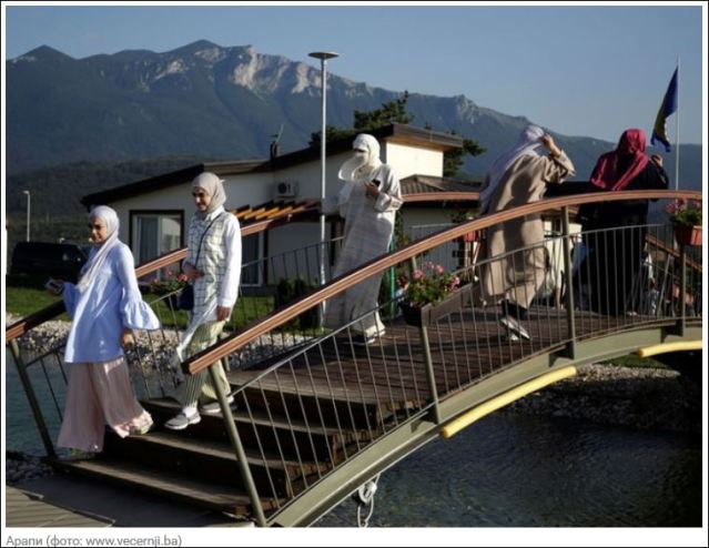 "Обичан грађанин нема могућност да куповину парцела посматра кроз топографске карте и стекне увид да је та куповина земљишта унапред испланирана, како би се затворио круг", рекао је извор из Геодетске управе. "Еуроблиц" сазнаје да је углавном ријеч о земљи Хрвата који су отишли из Посавине. Протеклих дана, пише лист, алармиране су републичке институције, међу којима на првом мјесту Геодетска управа, на чију адресу је стигло неколико писама у којима се упозорава на планску куповину земљишта у Српској. "Када погледате како прецизно бирају парцеле у Српској, добијете јасан увид да је ријеч о планској куповини земљишта", каже извор листа, који наводи да фирме које се баве куповином земљишта на подручју Посавине имају сједиште у Сарајеву и Зеници. Извор: СРНА