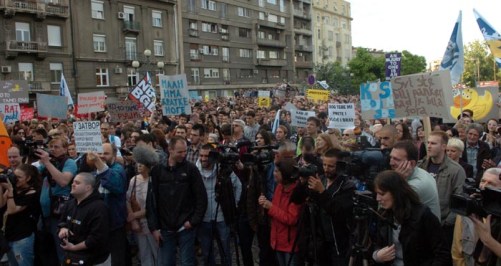 PROTEST ZBOG RUSENJA U SAVAMALI - SKUPSTINA GRADA - Protest gradjana iz vise gradova Srbije ispred Skupstine grada Beograda zbog nezakonitog rusenja kuca u Savamali. BGD, 25.05.2016. foto:N.Skenderija