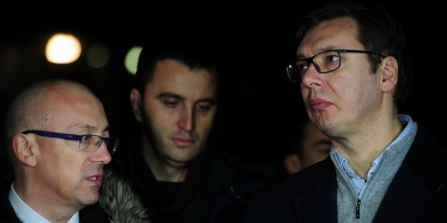 Raska, 2. februara 2017 - Premijer Srbije Aleksandar Vucic, gradonacelnkok Kosovske Mitrovice Goran Rakic i zamenik premijera Kosovske Vlade Branimir Stojanovic toko davanja izjava medijima. Premijer Srbije Aleksandar Vucic izjavio je veceras nakon sastanka sa predstavnicima Srba sa KiM da je 8. decembra dogovoreno sve u vezi s mostom u severnoj Kosovskoj Mitrovici uz prisustvo predstavnika EU, a da je nakon toga iz Pristine krenula propaganda i hajka da ta ograda, taj zid mora da bude srusen te da to pokazuje da nista od dogovora ne postuju. FOTO TANJUG / DIMITRIJE GOLL / bb