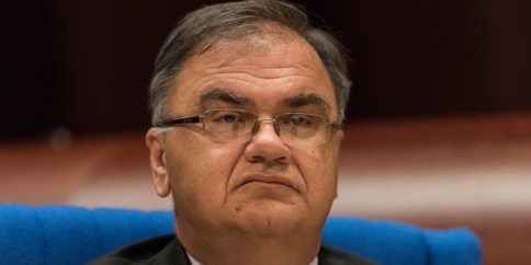 epa04816544 Chairman of the Bosnian tripartite Presidency Mladen Ivanic prepares his speech in the Council of Europe in Strasbourg, France, 24 June 2015. Bosnia and Herzegovina chairs the Presideny until November 2015.  EPA/PATRICK SEEGER